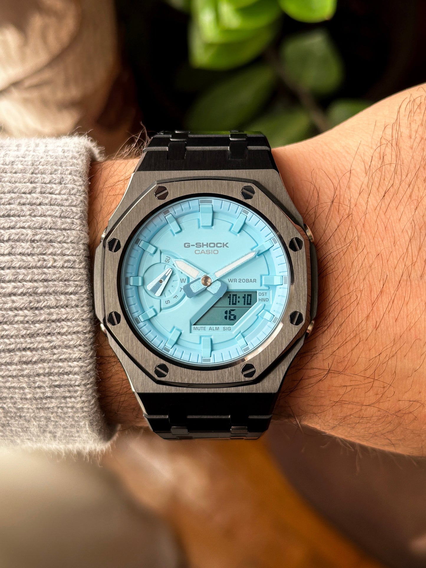 G-SHOCK CasiOak Full Black with blue watch dial
