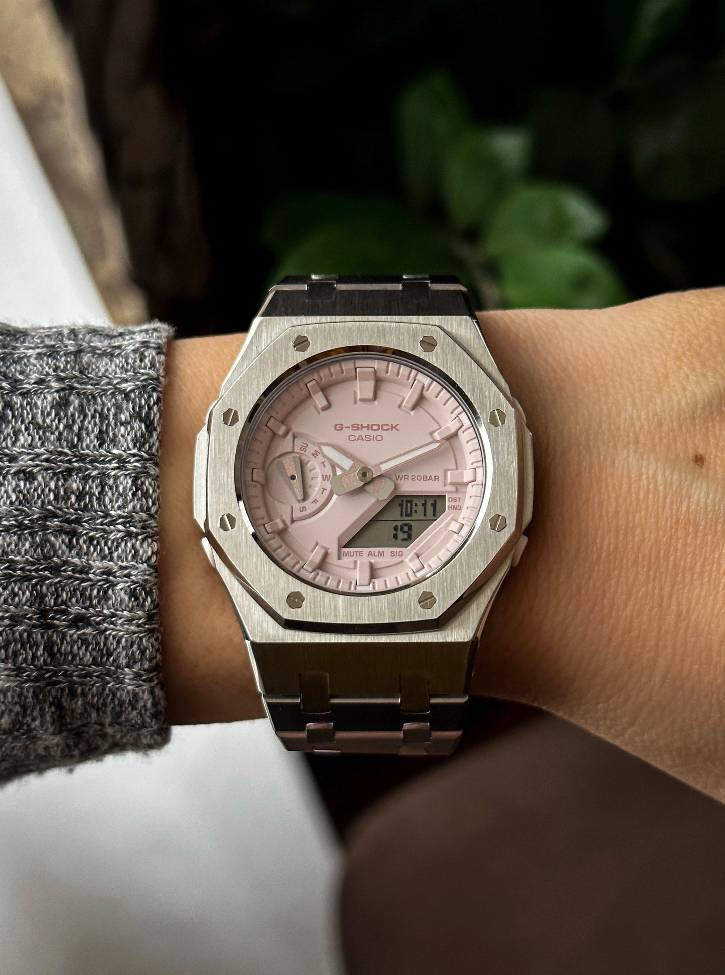 G-SHOCK CasiOak Potpuno srebrna - sa svetlo roze brojčanikom sata