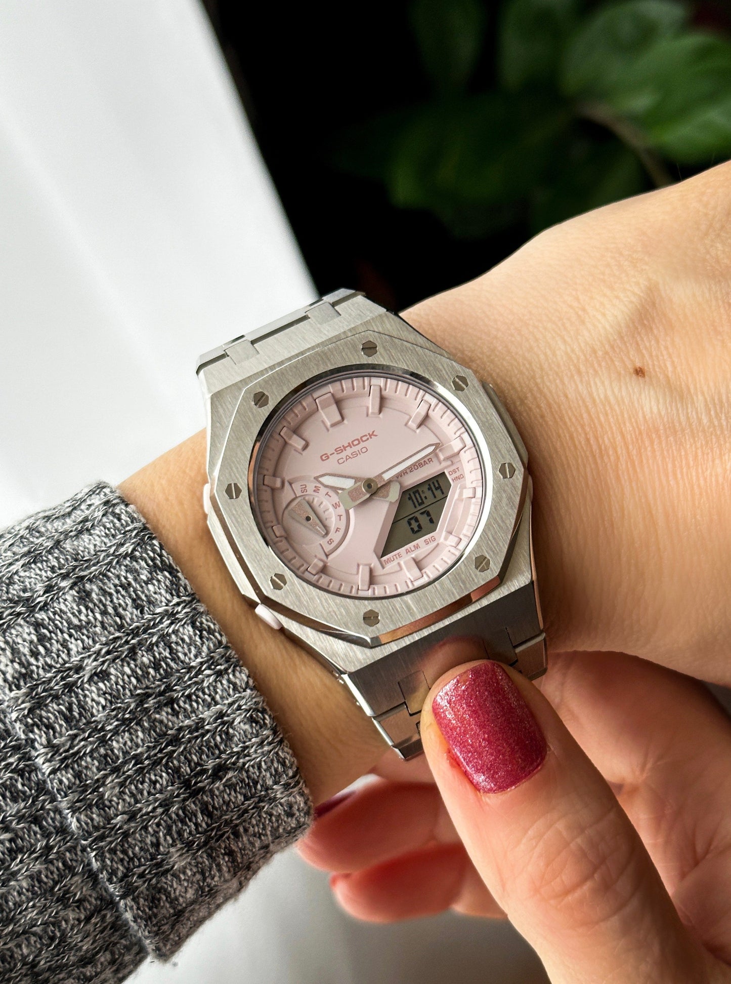 G-SHOCK CasiOak Potpuno srebrna - sa svetlo roze brojčanikom sata