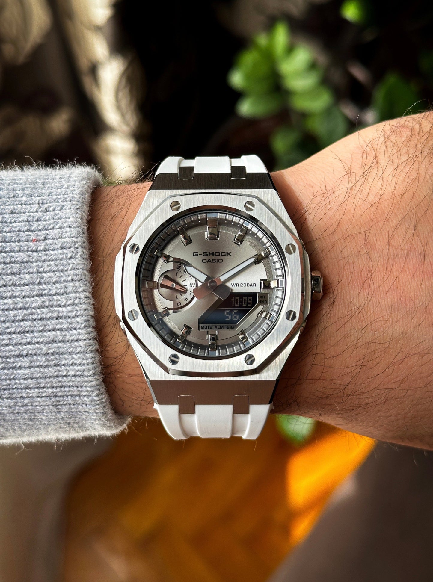 G-SHOCK CasiOak White-Silver with silver watch dial