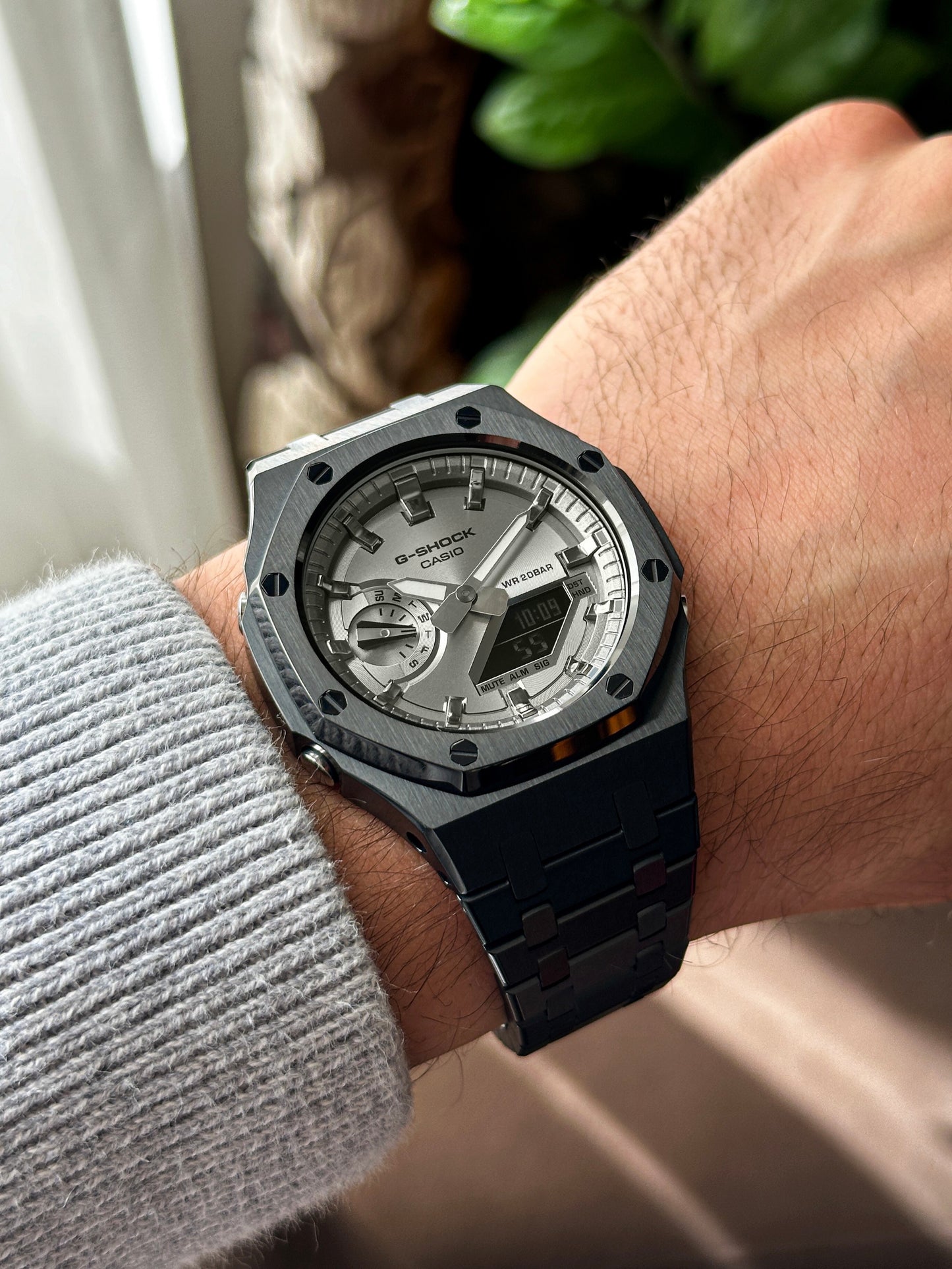 G-SHOCK CasiOak Full Black - with silver watch dial