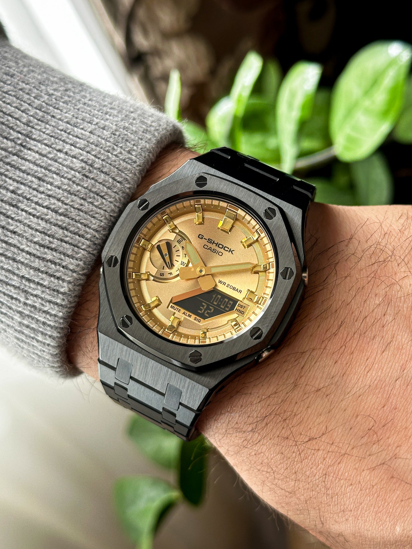 G-SHOCK CasiOak Full Black-with gold watch dial