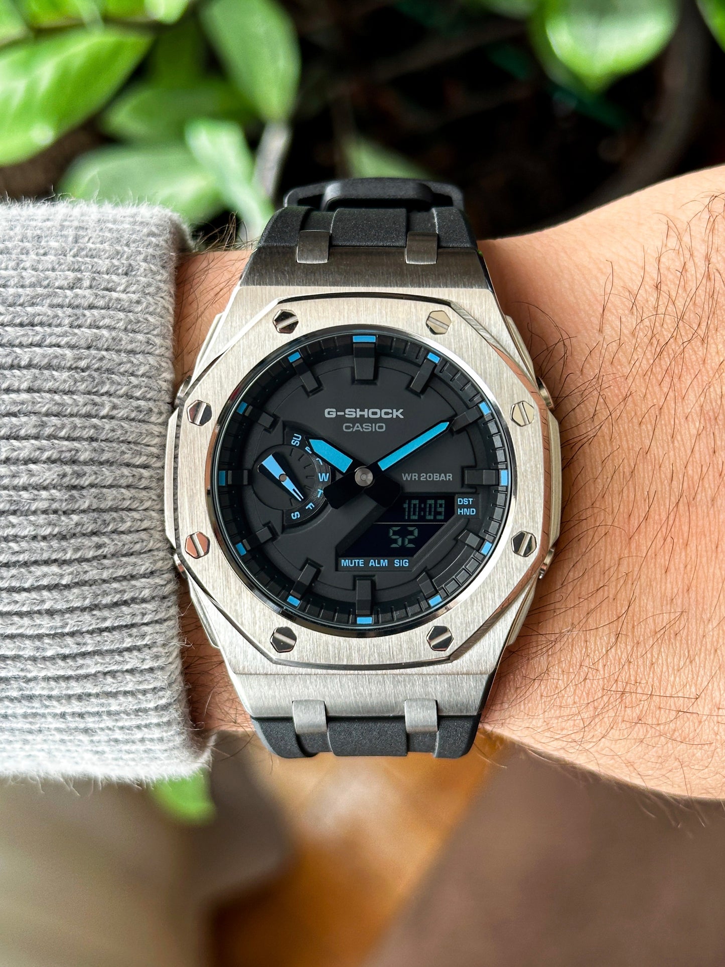 G-SHOCK CasiOak Black-Silver - with black and blue watch dial