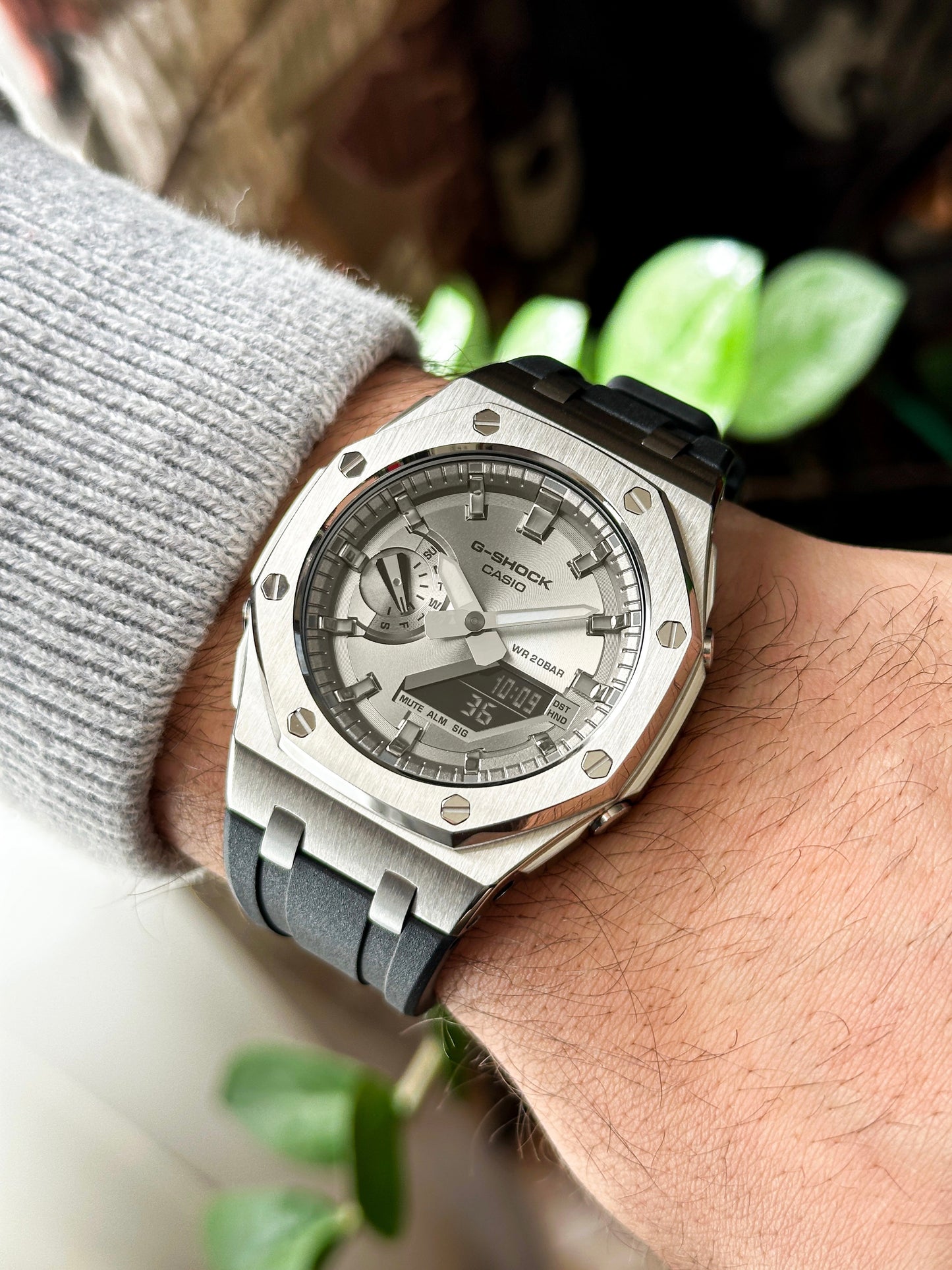 G-SHOCK CasiOak Black-Silver with silver watch dial