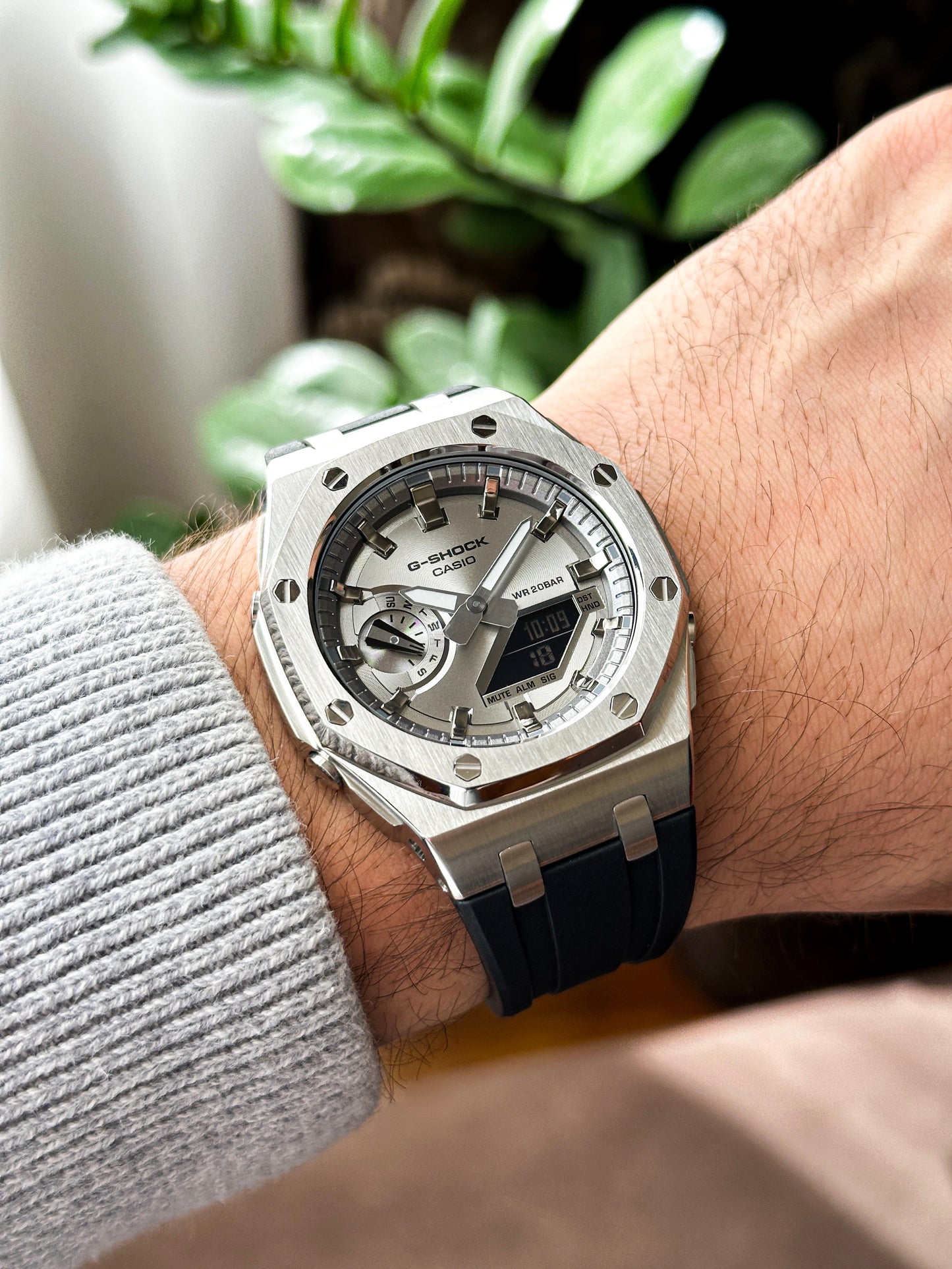 G-SHOCK CasiOak Black-Silver with silver watch dial