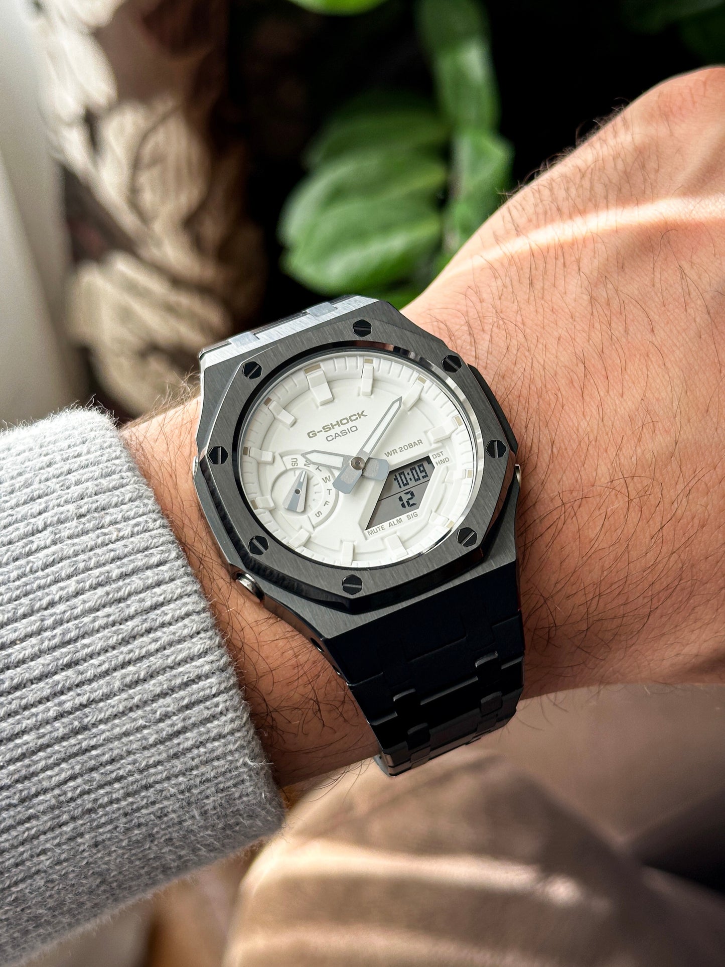 G-SHOCK CasiOak Potpuno Crna sa belim brojčanikom sata