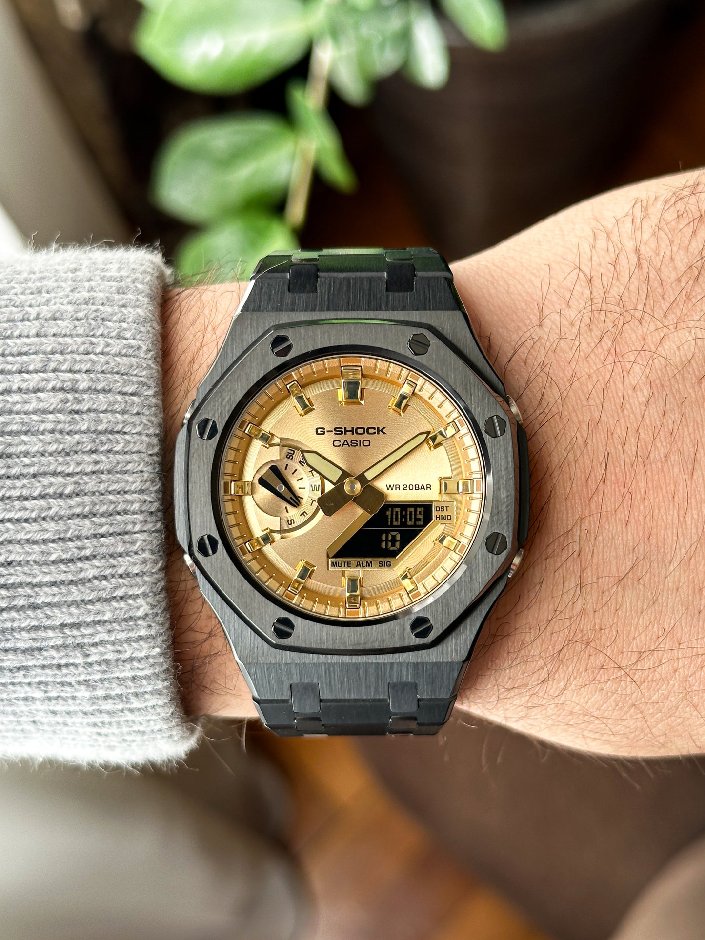 G-SHOCK CasiOak Full Black-with gold watch dial