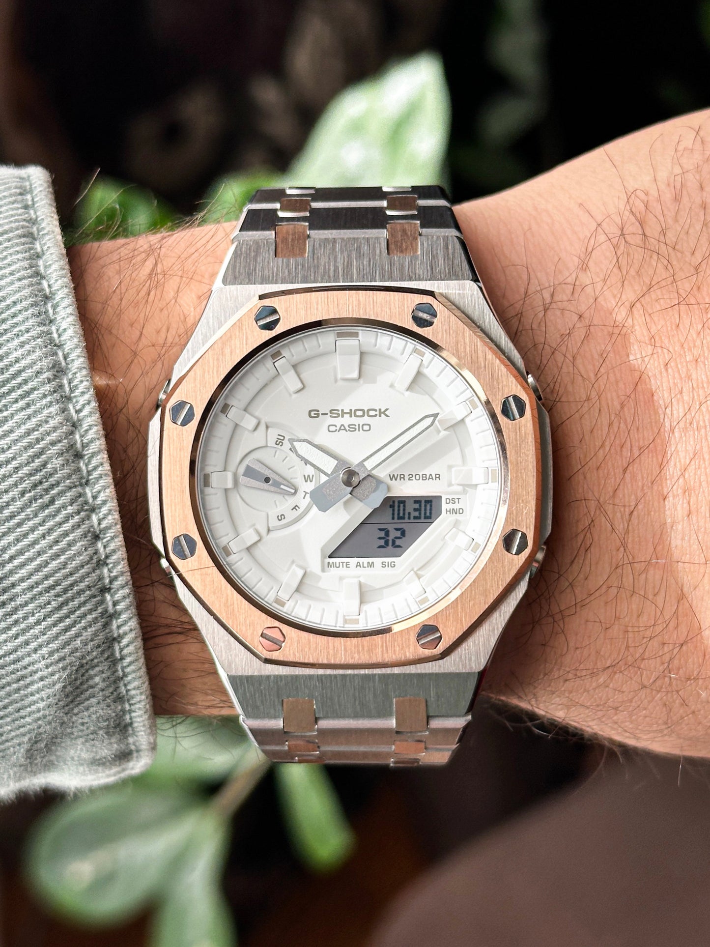 G-SHOCK CasiOak Mix - sa belim brojčanikom sata