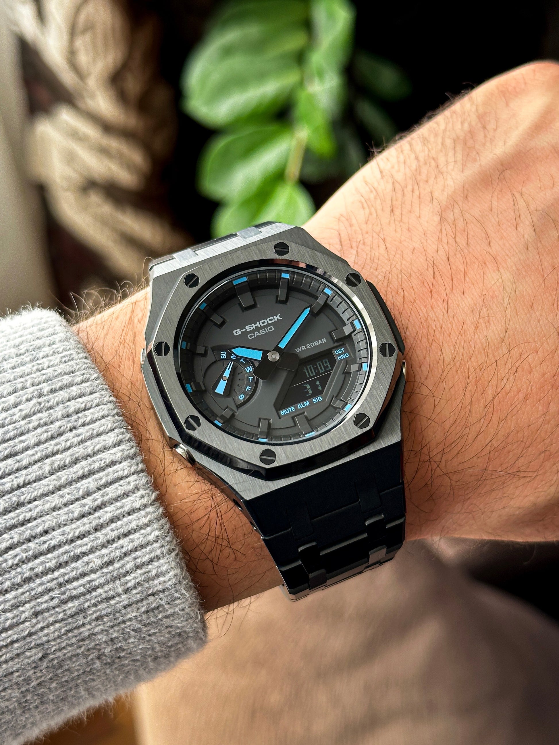 G-SHOCK CasiOak Full Black with black and blue watch dial