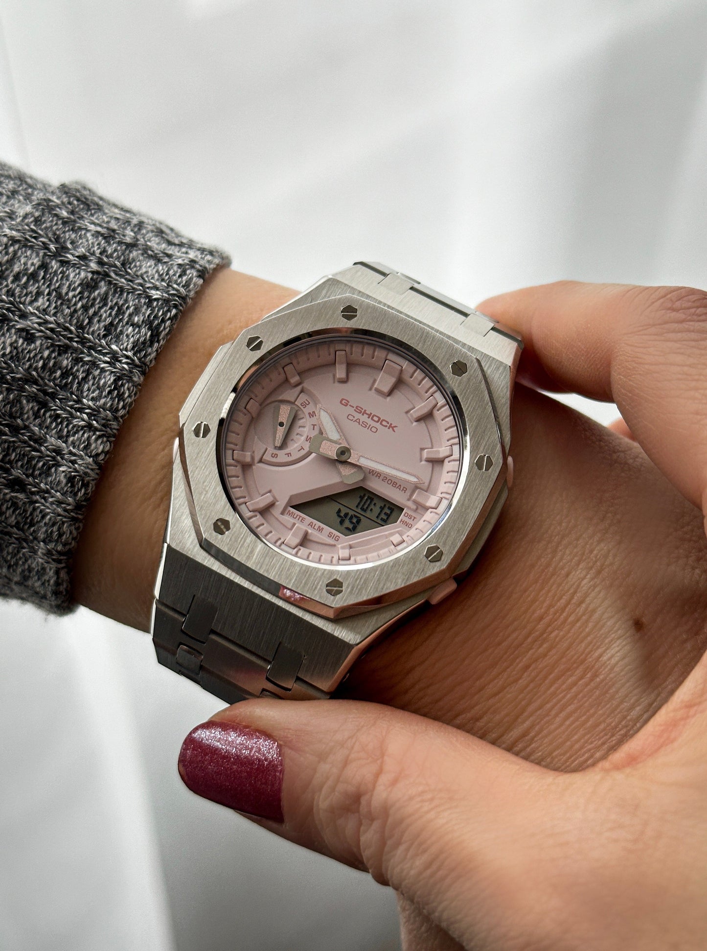 G-SHOCK CasiOak Potpuno Srebrna sa svetlo roze brojčanikom sata