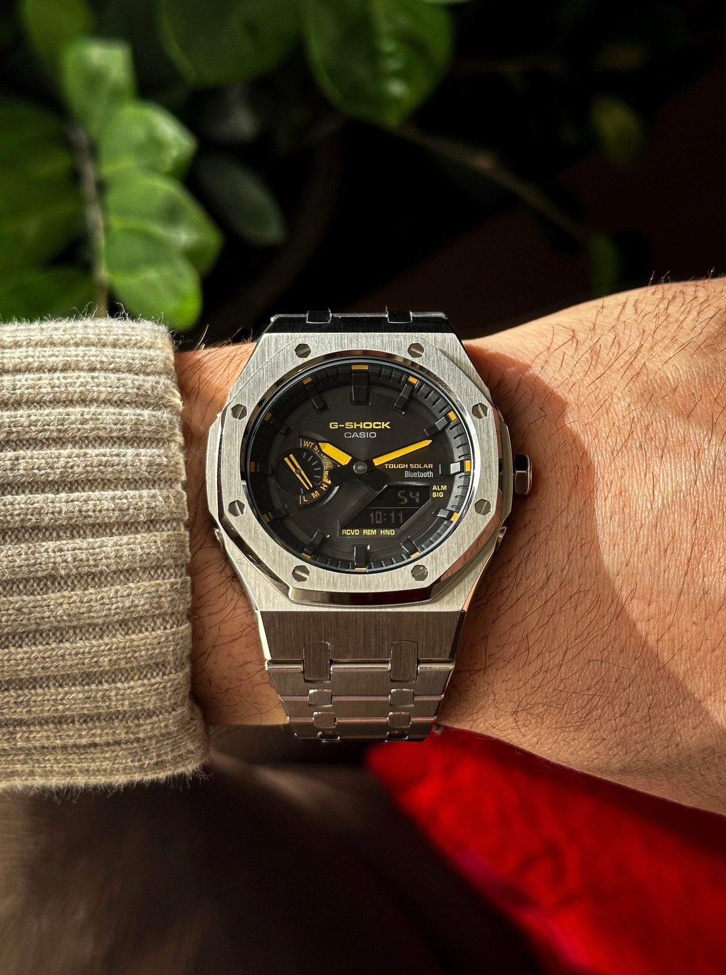 G-SHOCK CasiOak Potpuno srebrna - sa crno žutim brojčanikom sata (bt veza)