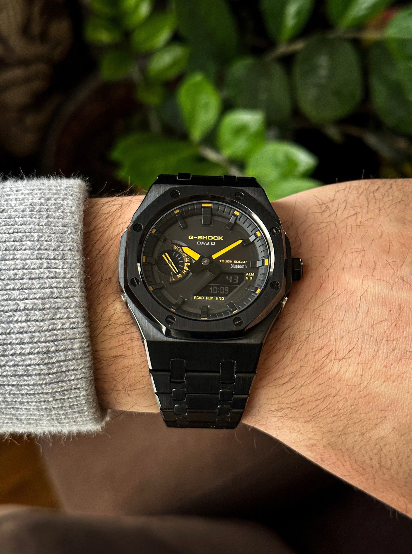 G-SHOCK CasiOak Full Black-with black and yellow watch dial