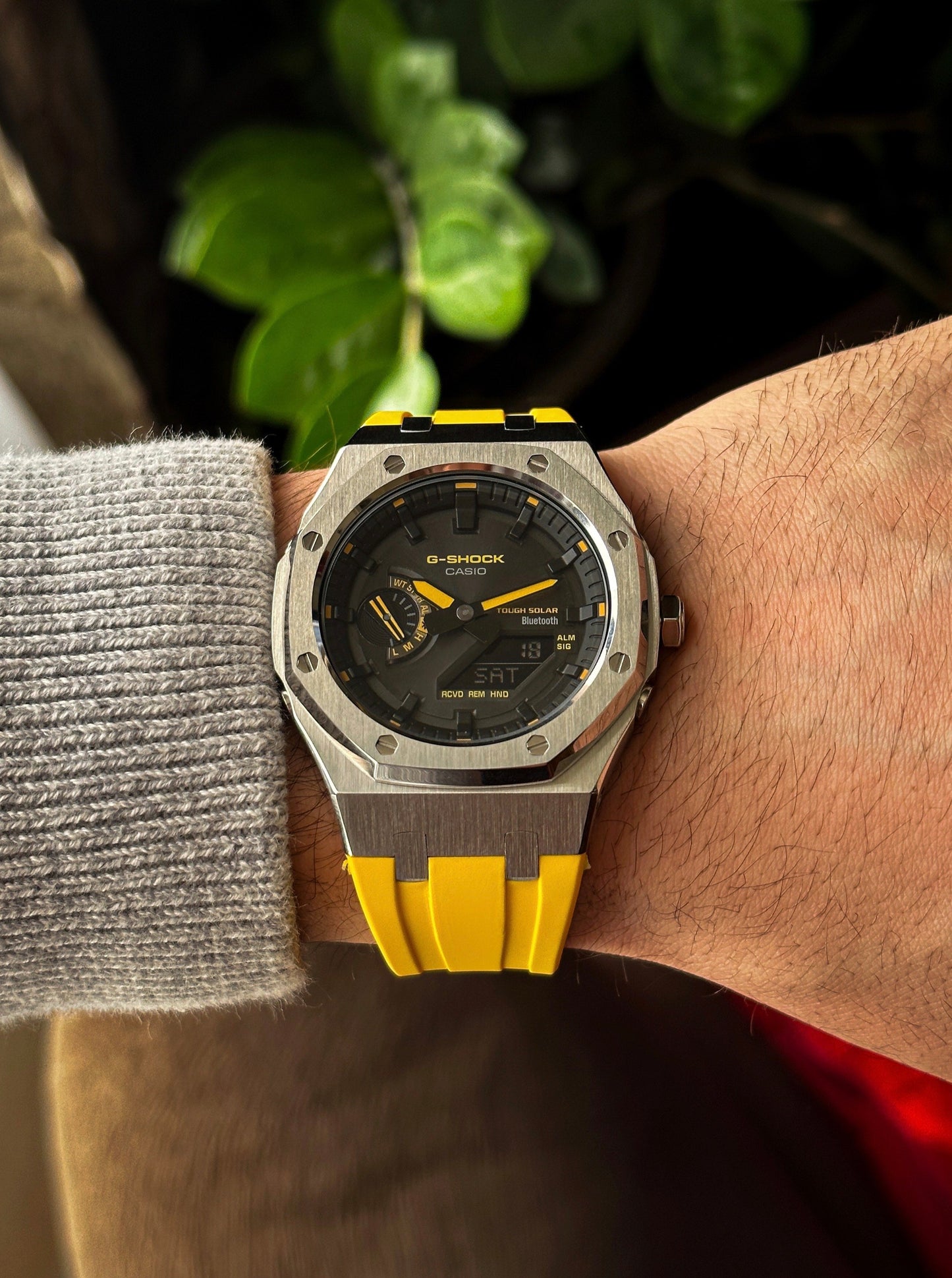 G-SHOCK CasiOak Yellow-Silver with black and yellow watch dial (bt connection)