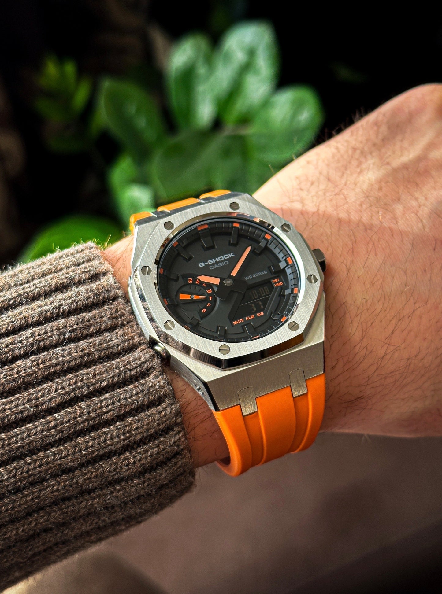 G-SHOCK CasiOak Orange-Silver with orange an black watch dial