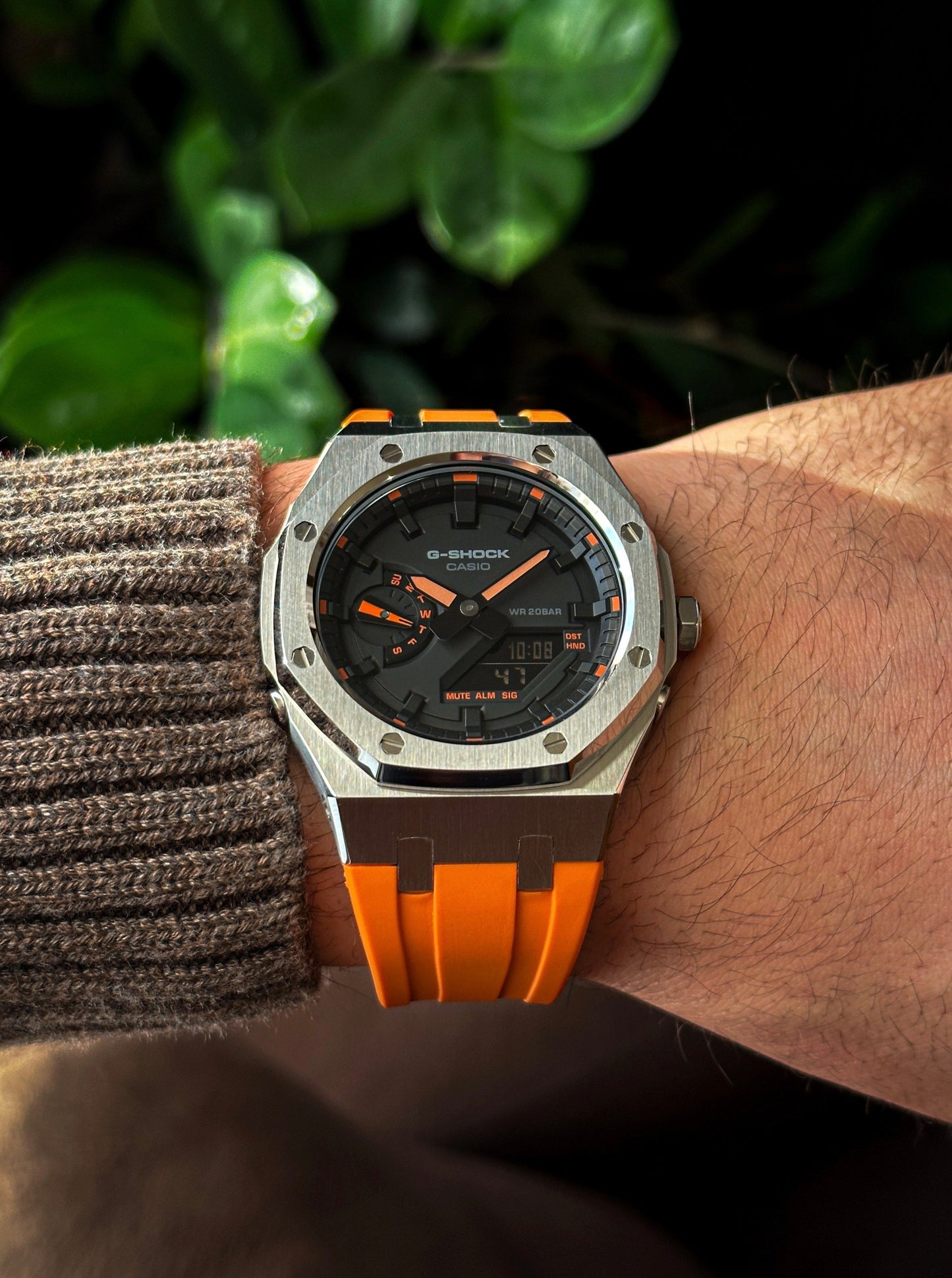 G-SHOCK CasiOak Orange-Silver with orange an black watch dial