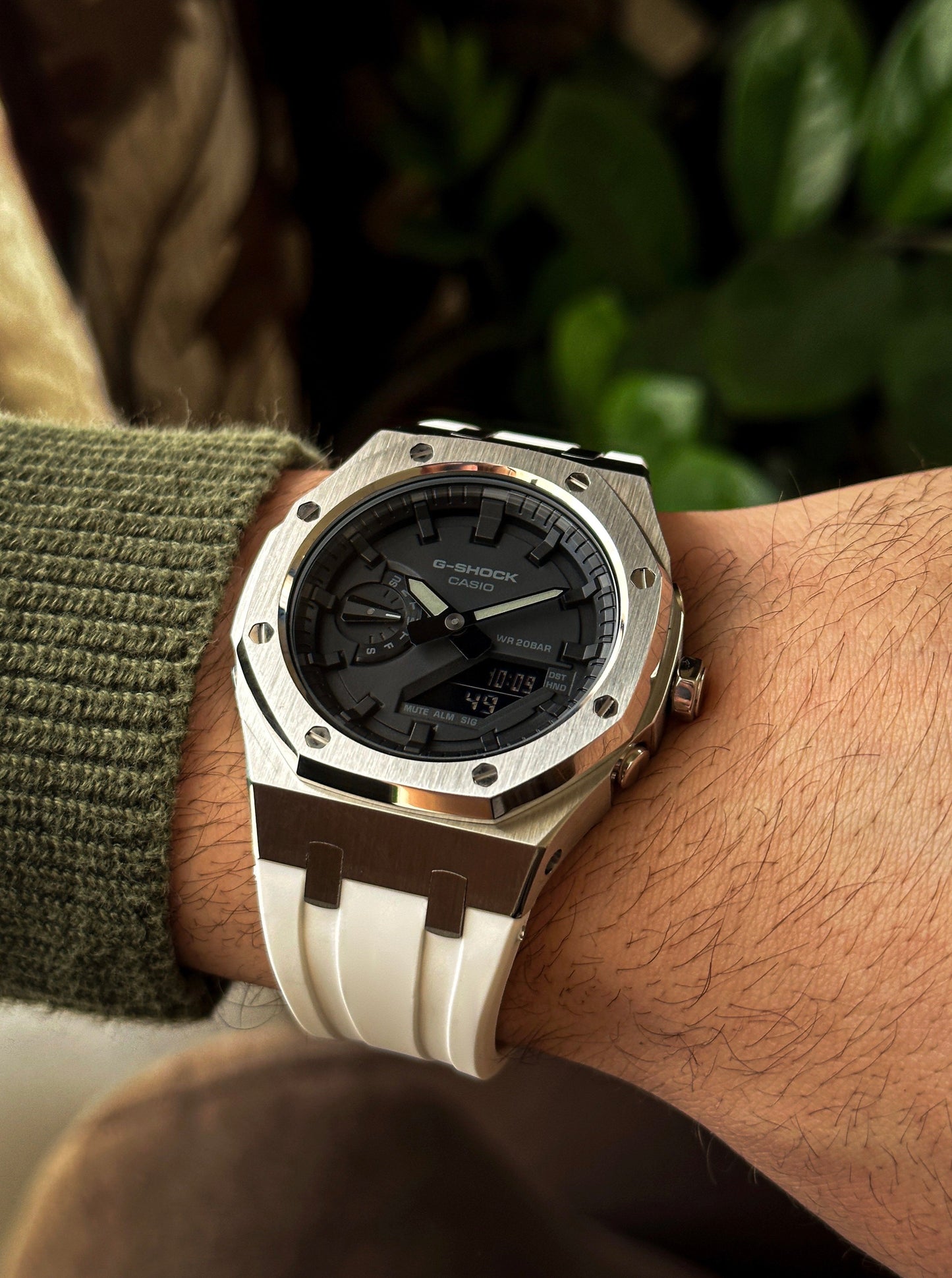 G-SHOCK CasiOak White-Silver with black watch dial