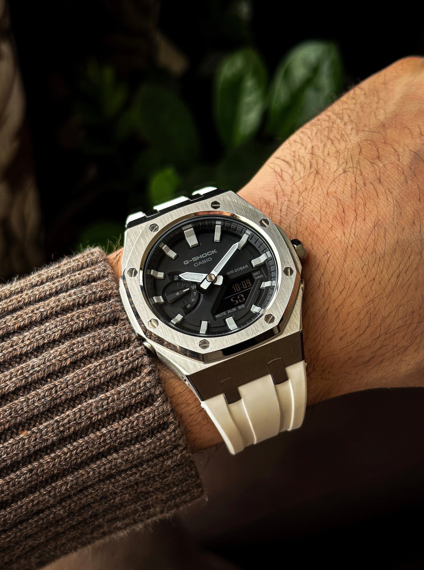 G-SHOCK CasiOak White-Silver with black and white watch dial