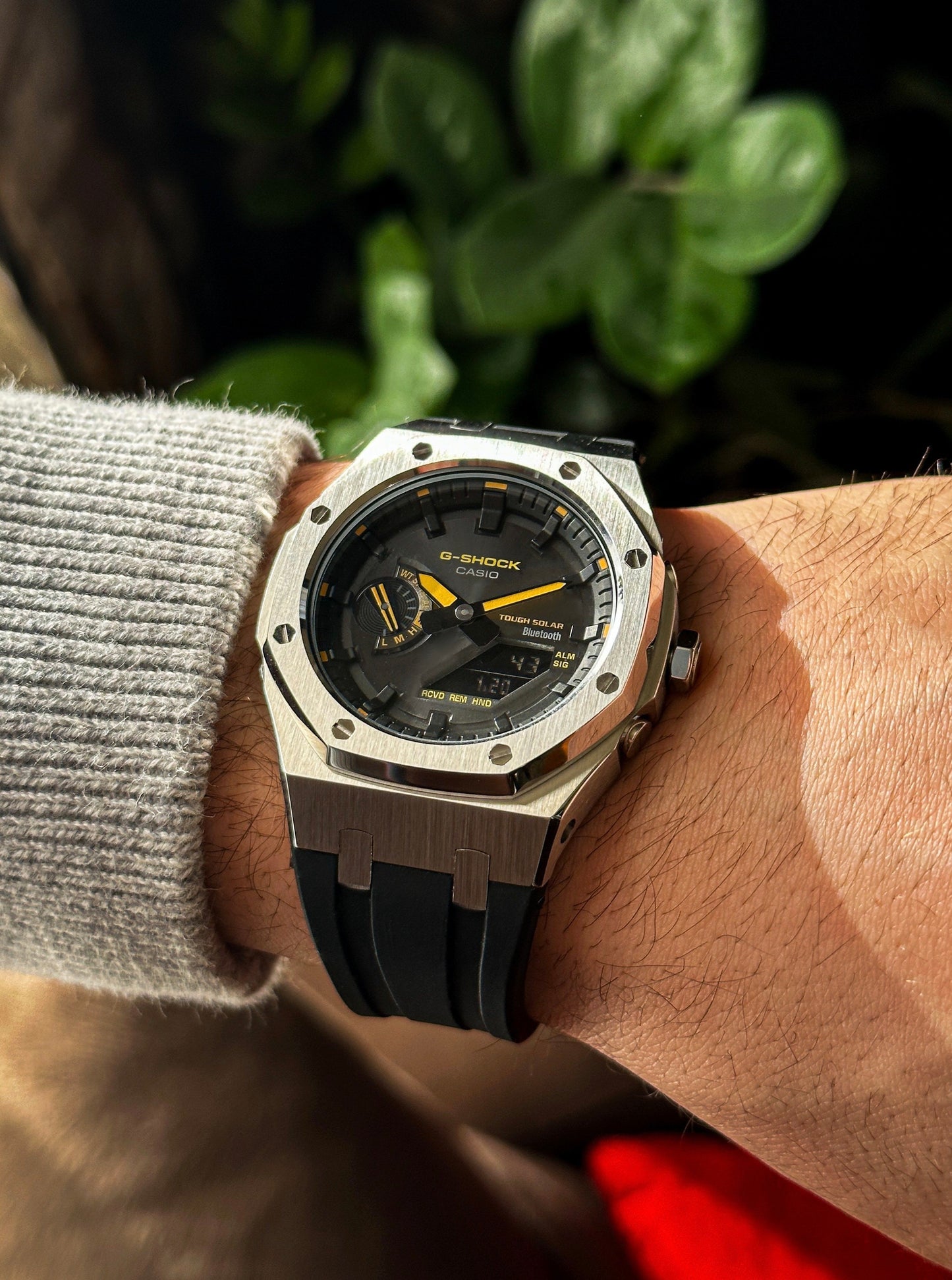 G-SHOCK CasiOak Black-Silver with yellow and black watch dial (bt connection)