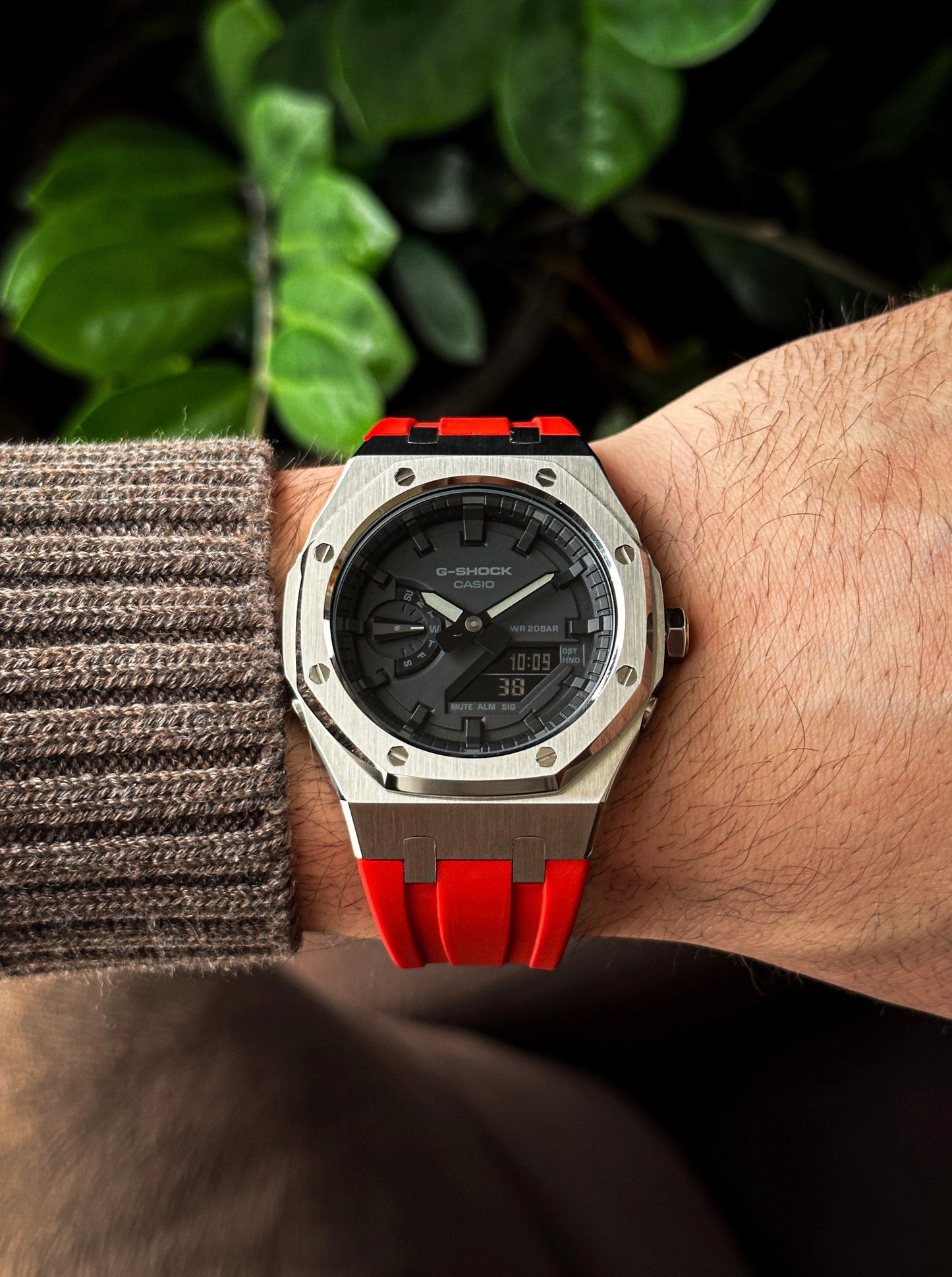 G-SHOCK CasiOak Red-Silver with black watch dial