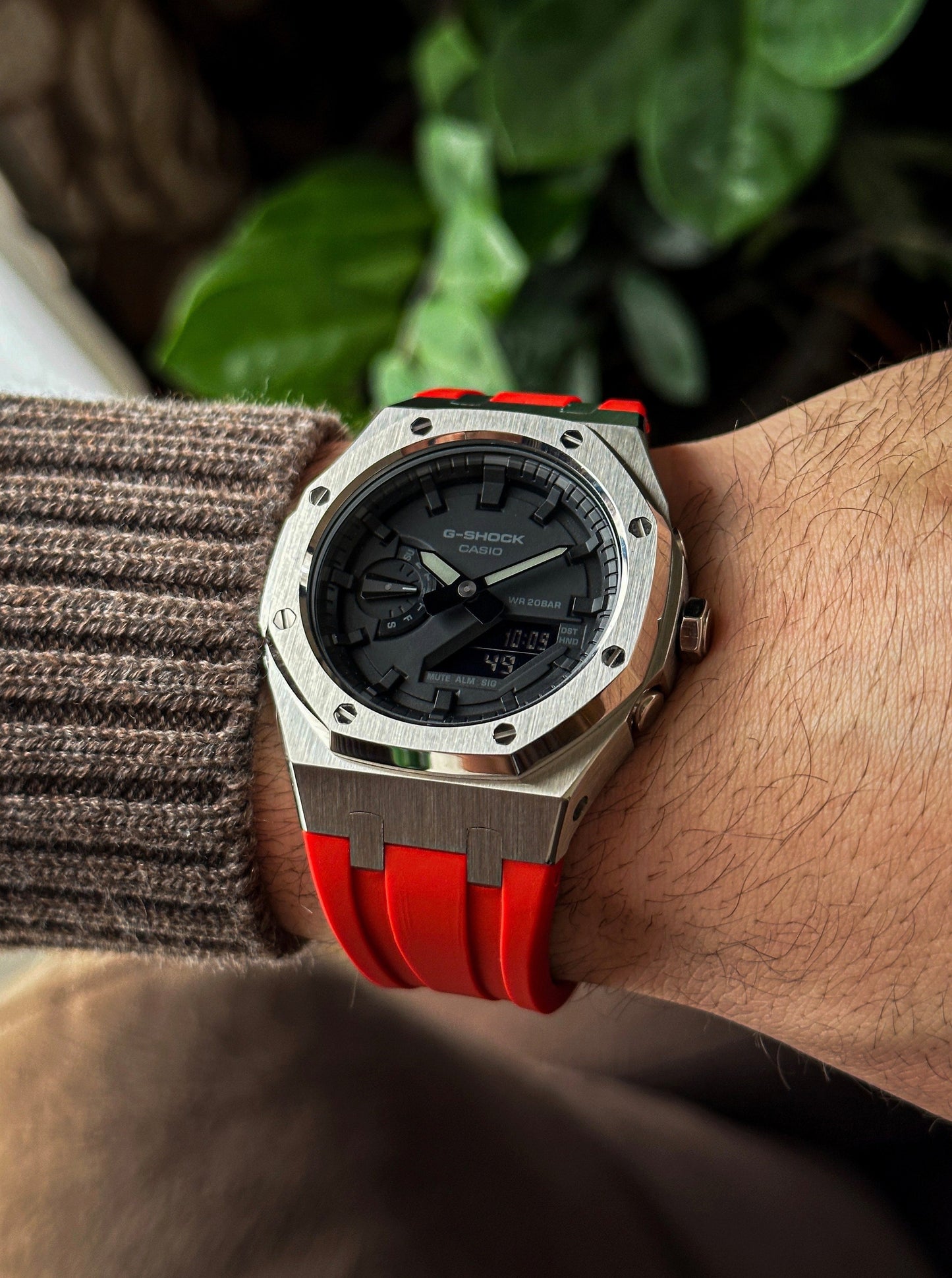 G-SHOCK CasiOak Red-Silver with black watch dial