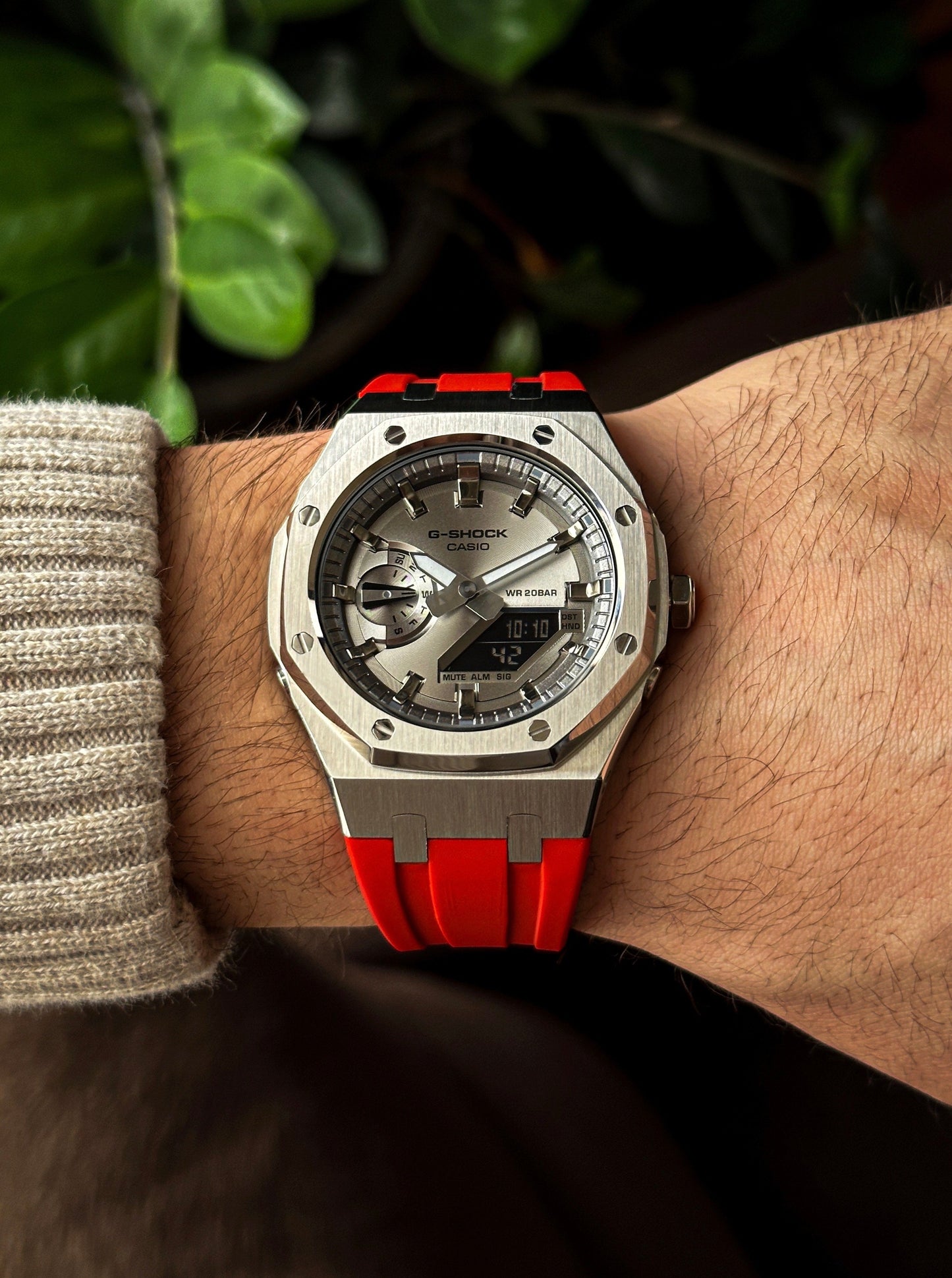 G-SHOCK CasiOak Red-Silver with silver watch dial