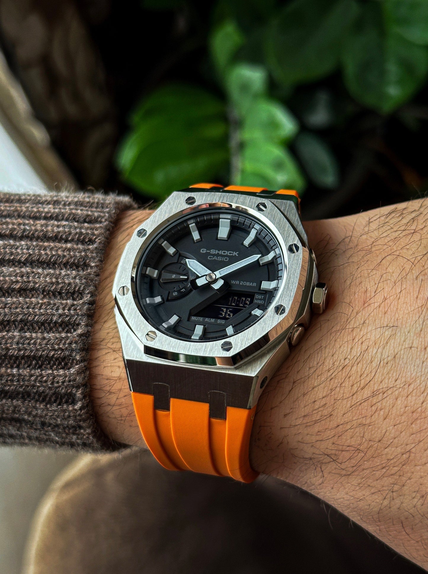 G-SHOCK CasiOak Orange-Silver with black and white watch dial